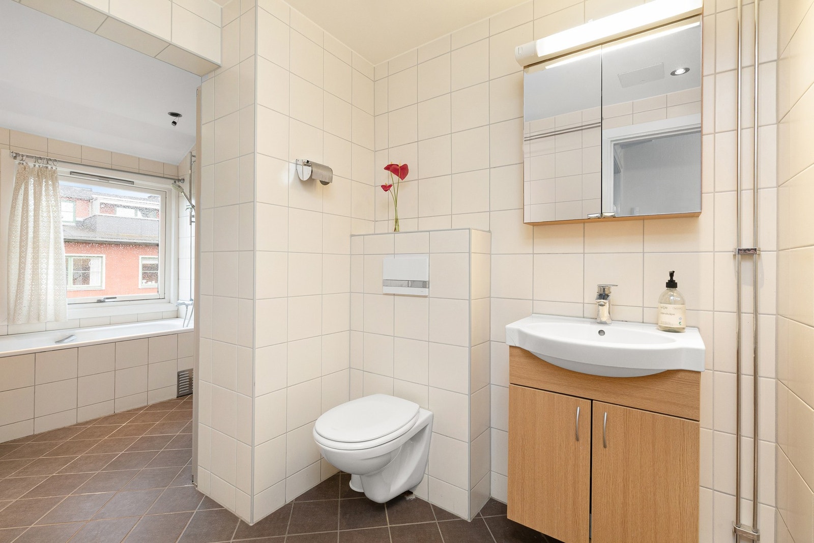 Flislagt bad med gulvvarme fra 2010. Badet har både dusj og badekar. Galleribilde