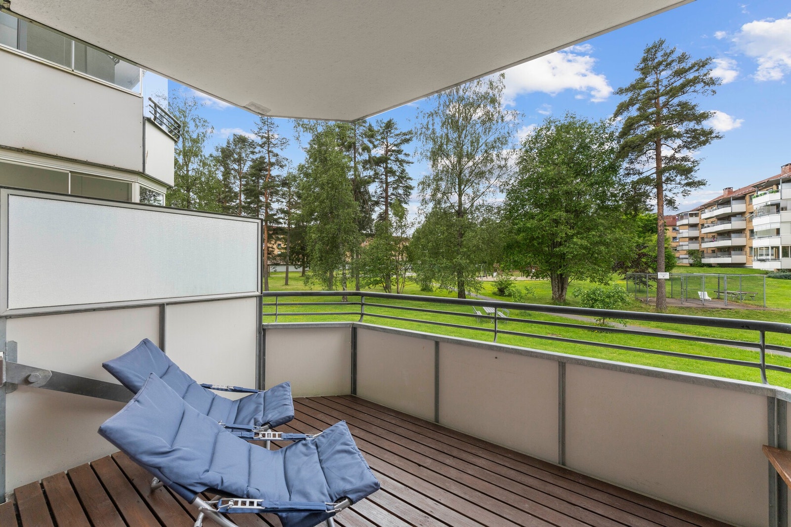 Vestvendt balkong med grønt utsyn. Galleribilde