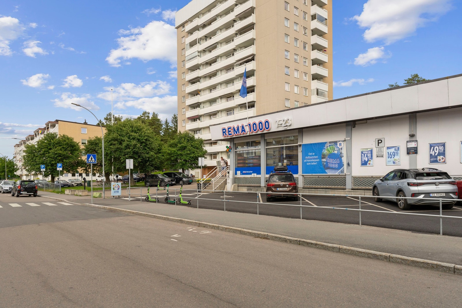 Dagligvarebutikker som Rema 1000 og Coop Prix ligger bare noen minutters gange unna, og Oppsal Senter nås på under 15 minutter til fots. Galleribilde