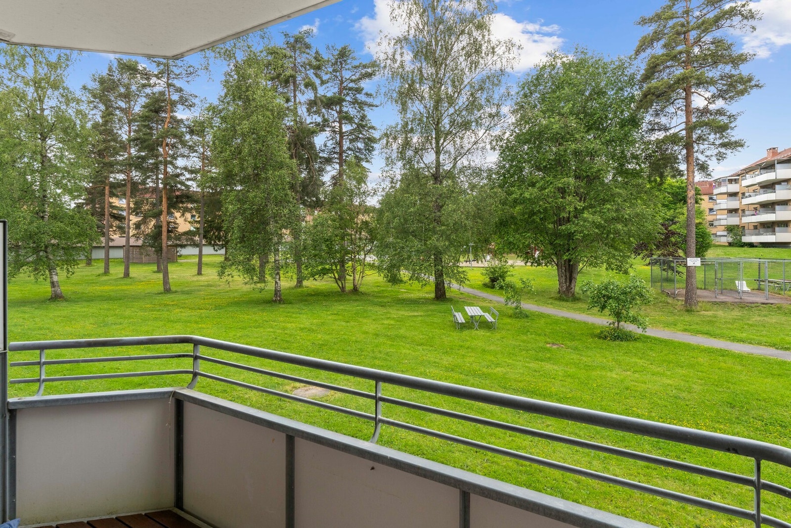 Her kan du nyte rolige sommerkvelder med kveldssol. Galleribilde