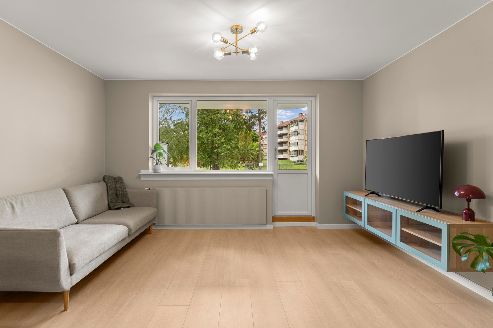 Fra stuen er det utgang til en vestvendt balkong på ca. 9 m² Galleribilde