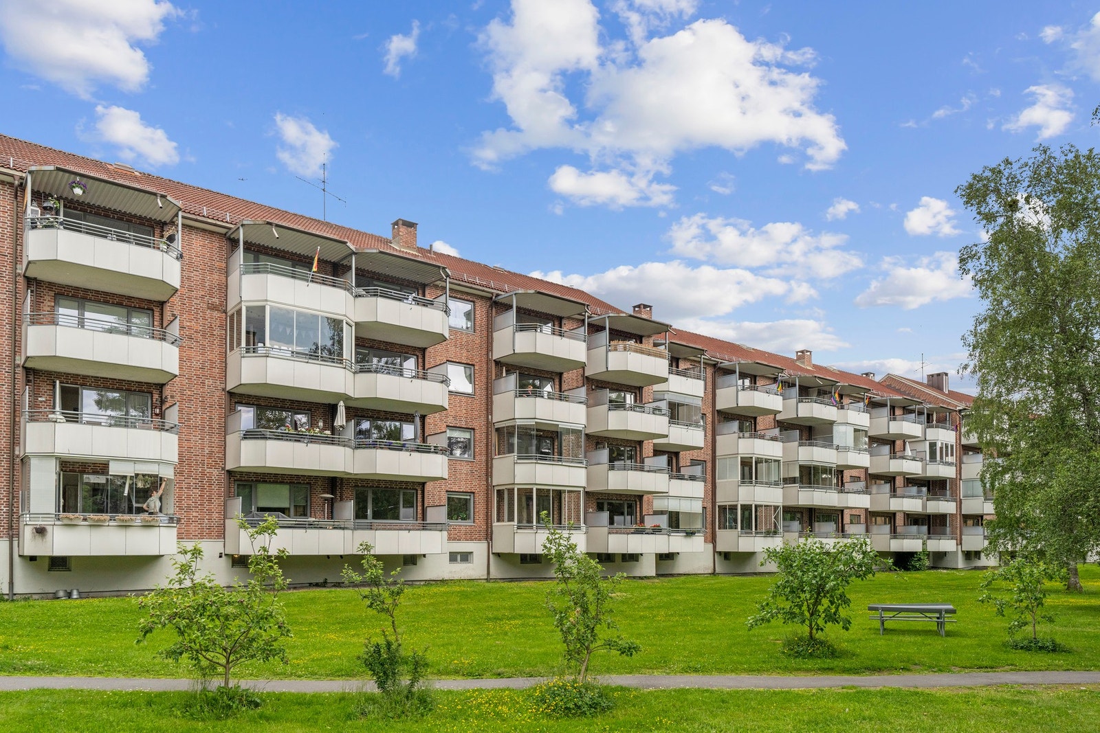 Vetlandsveien 61B ligger i et stille og veletablert boligområde på Oppsal i Oslo - et område som særlig tiltrekker seg barnefamilier, etablerere og godt voksne. Galleribilde