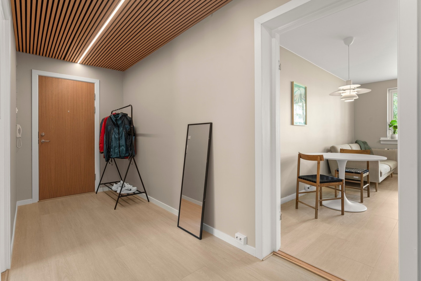 Leiligheten har en praktisk entré med adkomst til øvrige rom. Galleribilde