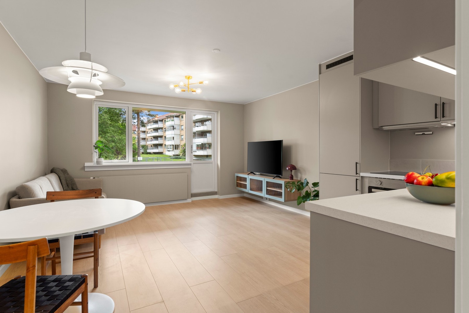 tuen har en åpen løsning mot kjøkkenet og gir god plass til både sofagruppe og spisebord. Galleribilde