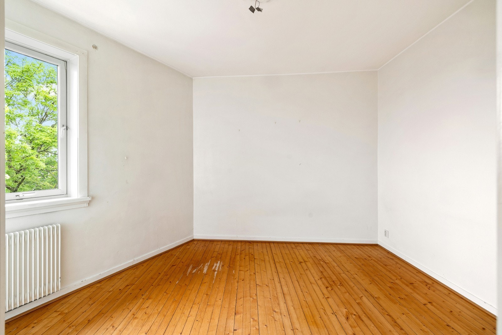 Leiligheten har et romslig soverom med god plass til dobbeltseng Galleribilde