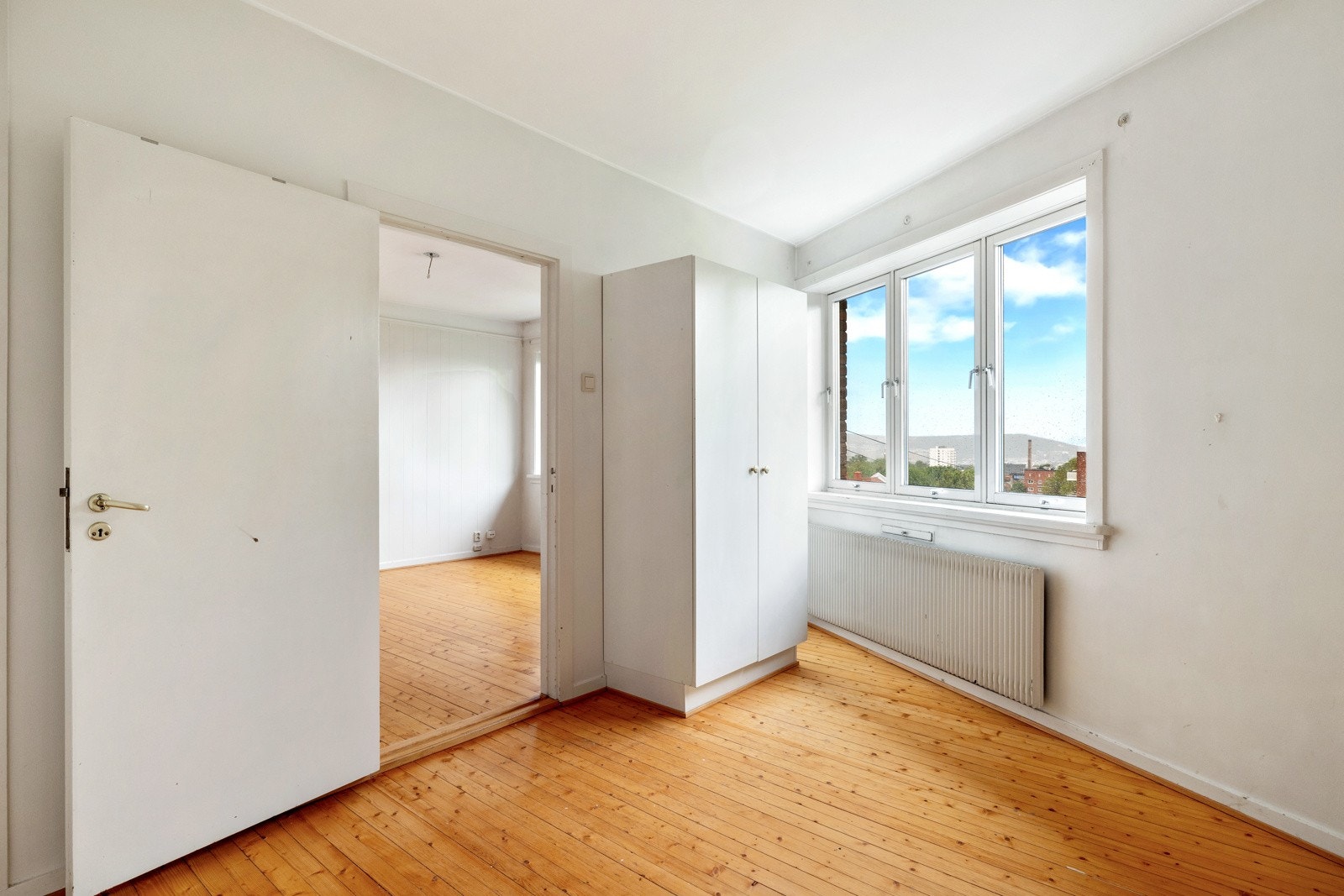 Klær kan ryddes vekk i en garderobe Galleribilde