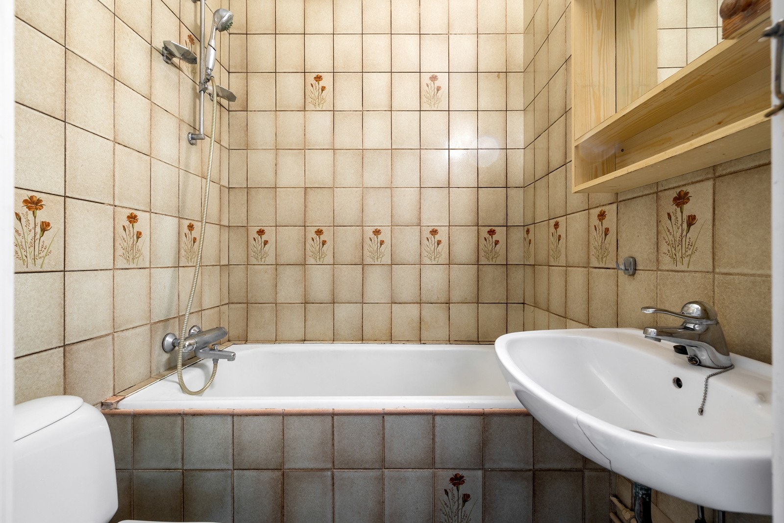 Leiligheten har et bad med oppussingsbehov. Badet har servant, toalett og badekar Galleribilde