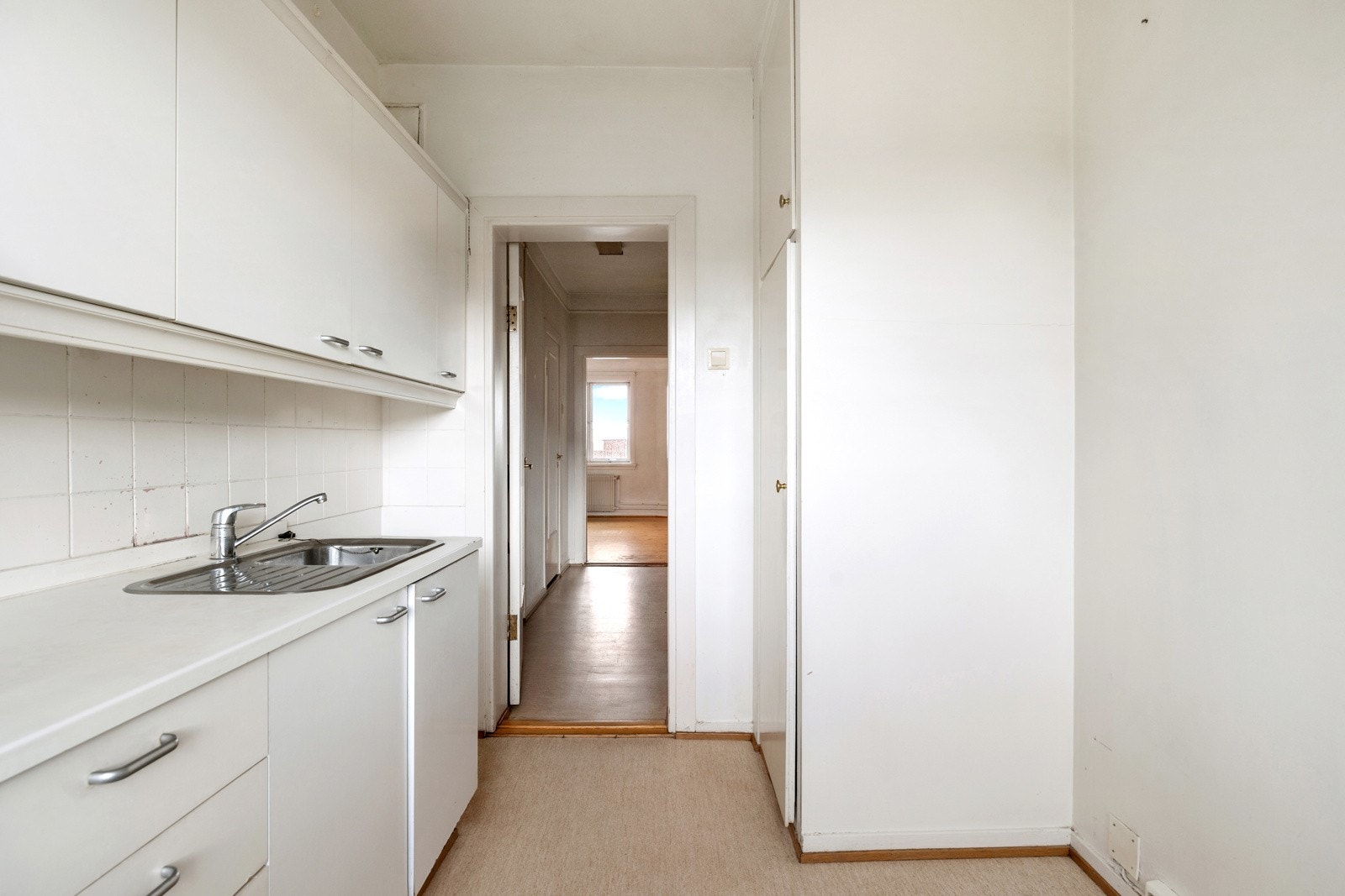 Det er antatt mulig å flytte kjøkkenet ut i stuen, for å etablere soverom II Galleribilde