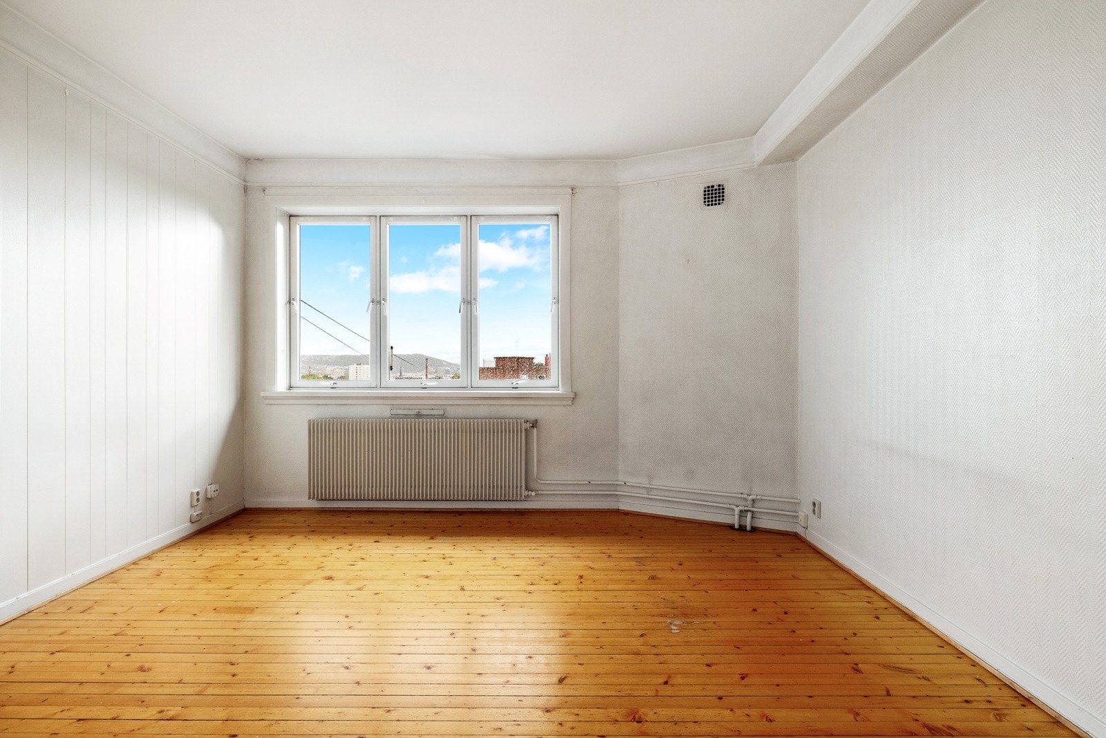 Leiligheten har en stor stue som ligger i eget rom Galleribilde