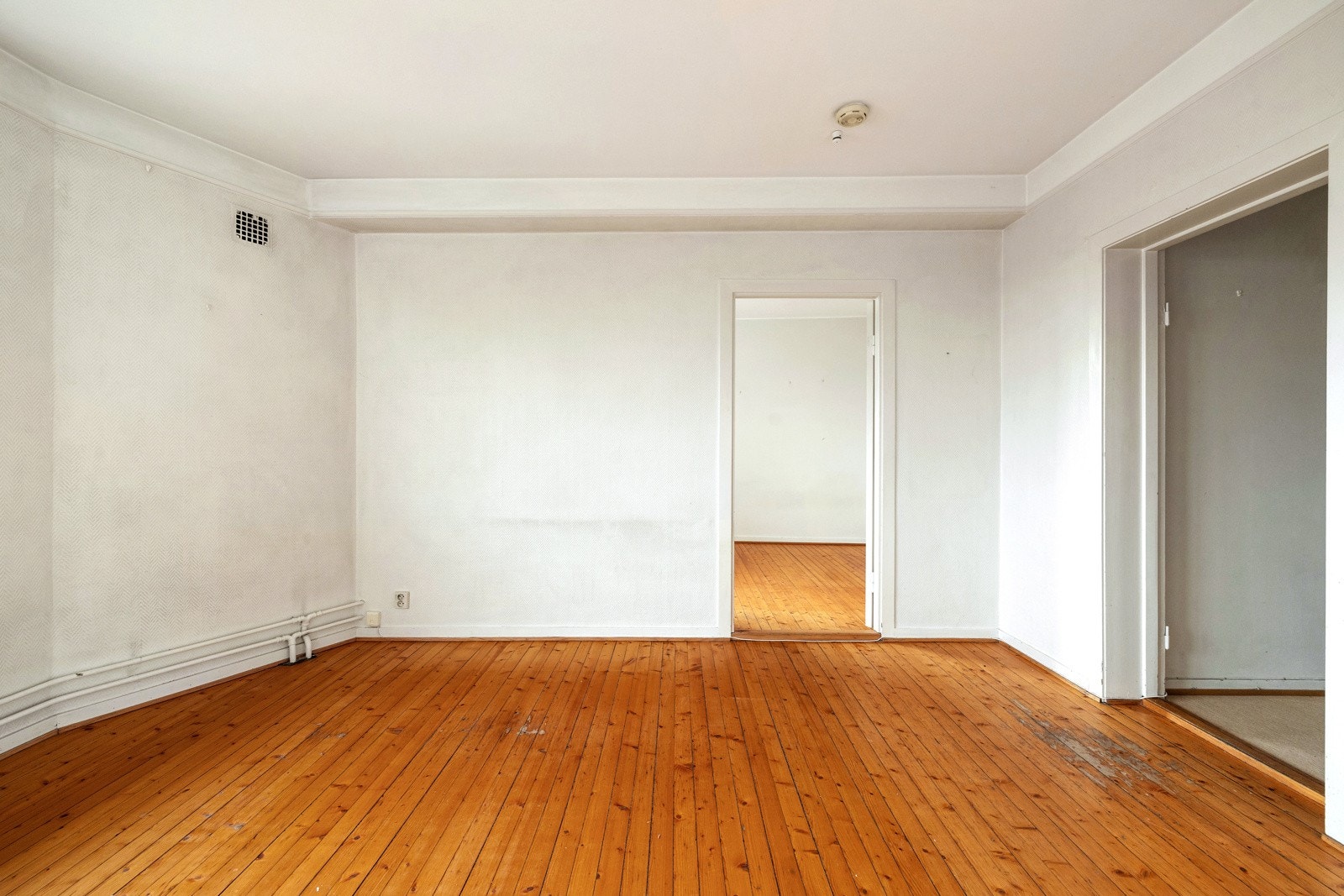 Stuen har god plass til sofa og spisebord med tilhørende møblement Galleribilde