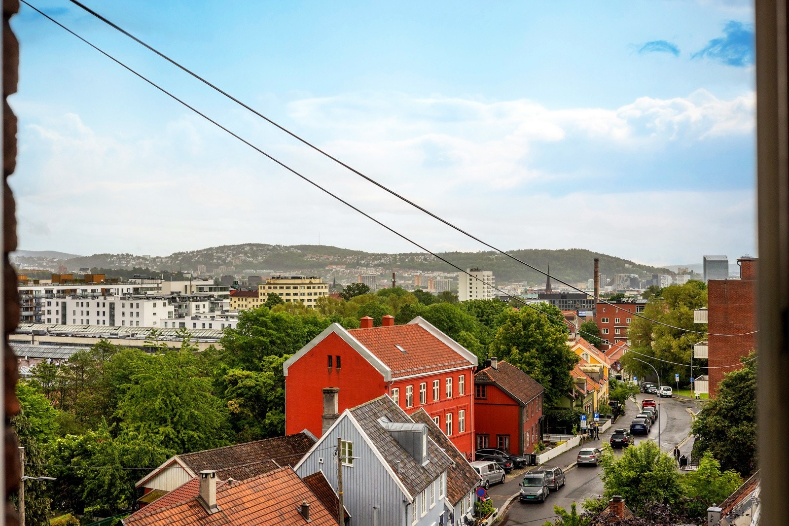 Store vindusflater gir hyggelig utsyn mot nabolaget, byen og Myraløkka Galleribilde