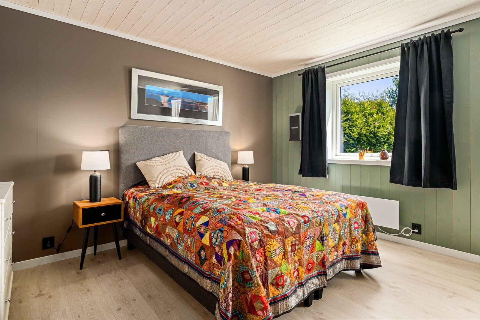 De nøytrale fargevalgene, gode lysforholdene og rommets proporsjoner gjør det enkelt å innrede etter egen smak. Et rom du virkelig kan trives i. Galleribilde