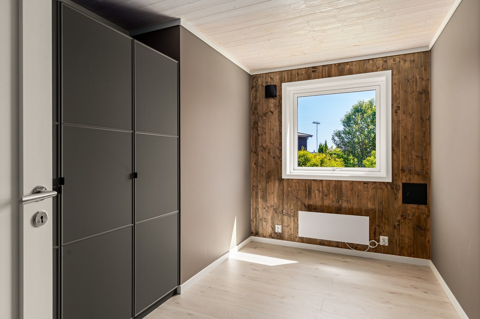 Dette rommet passer perfekt som barnerom, gjesterom eller kanskje et ekstra kontor - med god størrelse og en praktisk utforming. Galleribilde