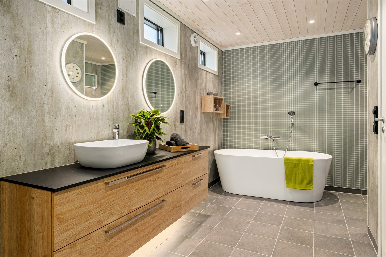 Taket er kledd med varmt, naturlig trepanel og diskret integrerte downlights som skaper en rolig og behagelig atmosfære. Her er det lagt til rette for velvære og spa-følelse - et sted hvor du virkelig kan senke skuldrene og nyte egen tid." Galleribilde