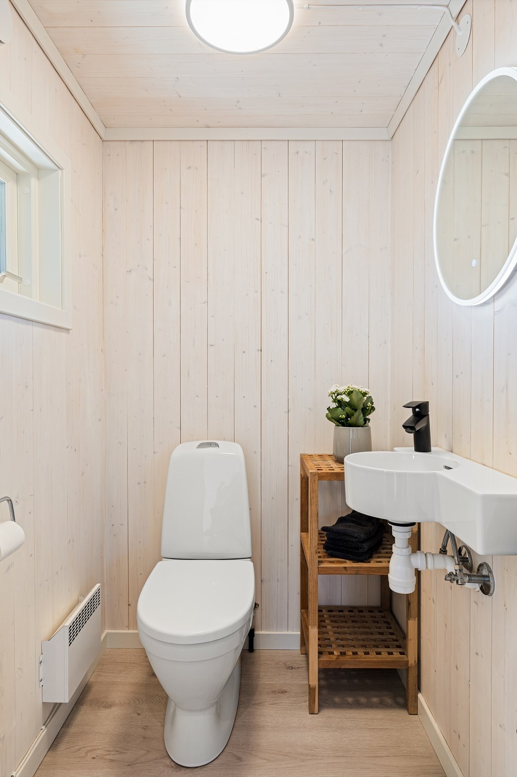 I hovedetasjen finner du et praktisk og delikat toalettrom - perfekt plassert for enkel tilgjengelighet både for beboere og gjester. Galleribilde