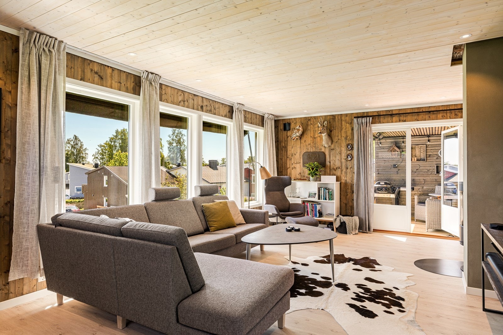 Stuen er boligens hjerte - romslig, gjennomført og full av sjarm. De delikate fargevalgene gir et elegant, men samtidig lunt preg, og setter en rolig og behagelig tone i rommet. Galleribilde