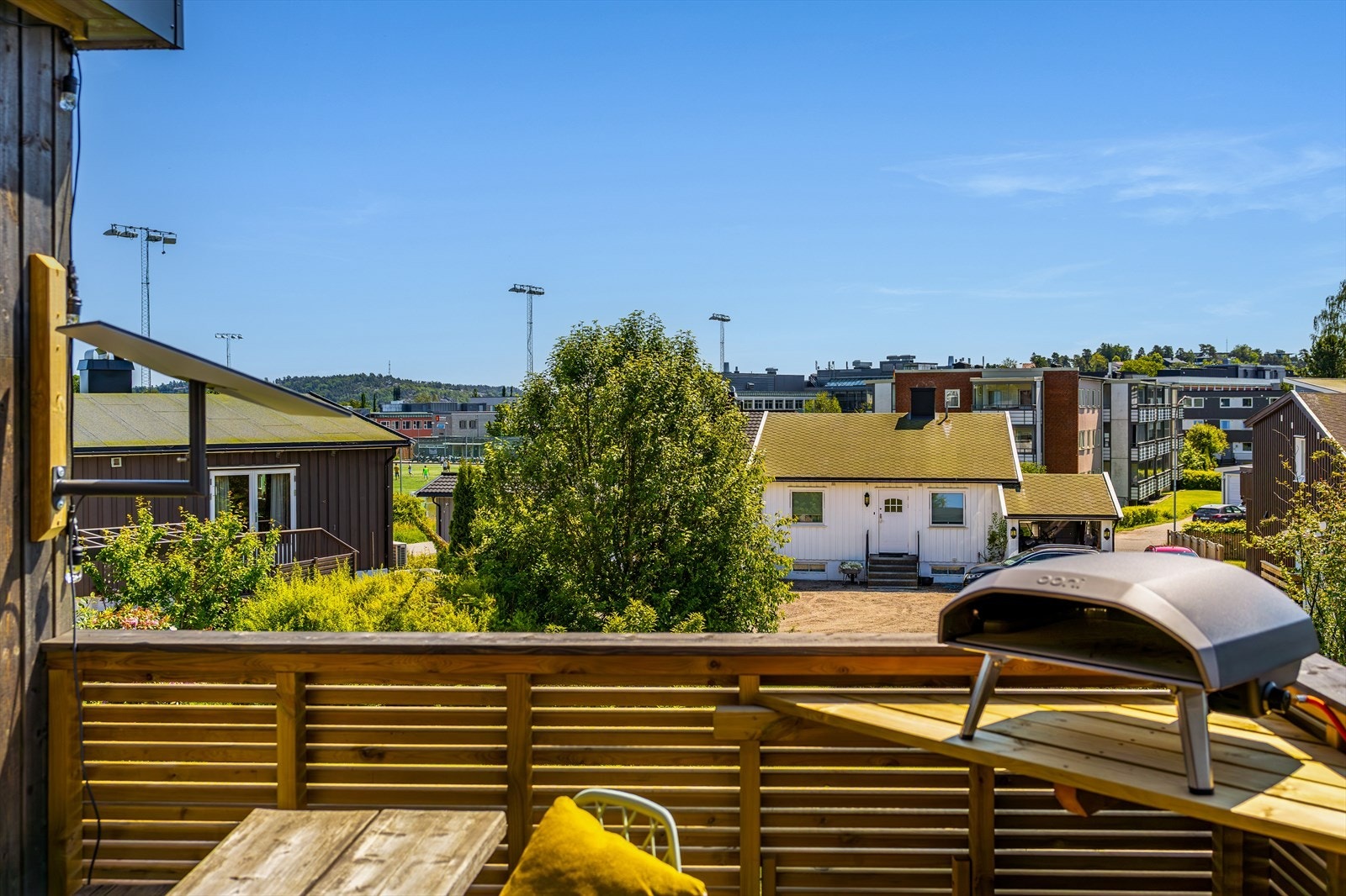 Det er god plass til både spisebord, grill og behagelige utemøbler, noe som gjør dette til et perfekt sted for sosiale sommermiddager eller avslapping etter en lang dag. Solforholdene er gode, og her kan du nyte solen store deler av dagen. Galleribilde