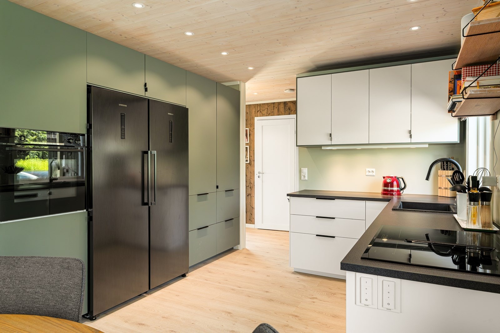 Kjøkkeninnredningen har en moderne, todelt fargesammensetning som gir et eksklusivt og tidløst uttrykk. De nøye utvalgte nyansene skaper en flott kontrast og gir kjøkkenet et elegant preg, samtidig som det fremstår lyst, åpent og harmonisk. Galleribilde