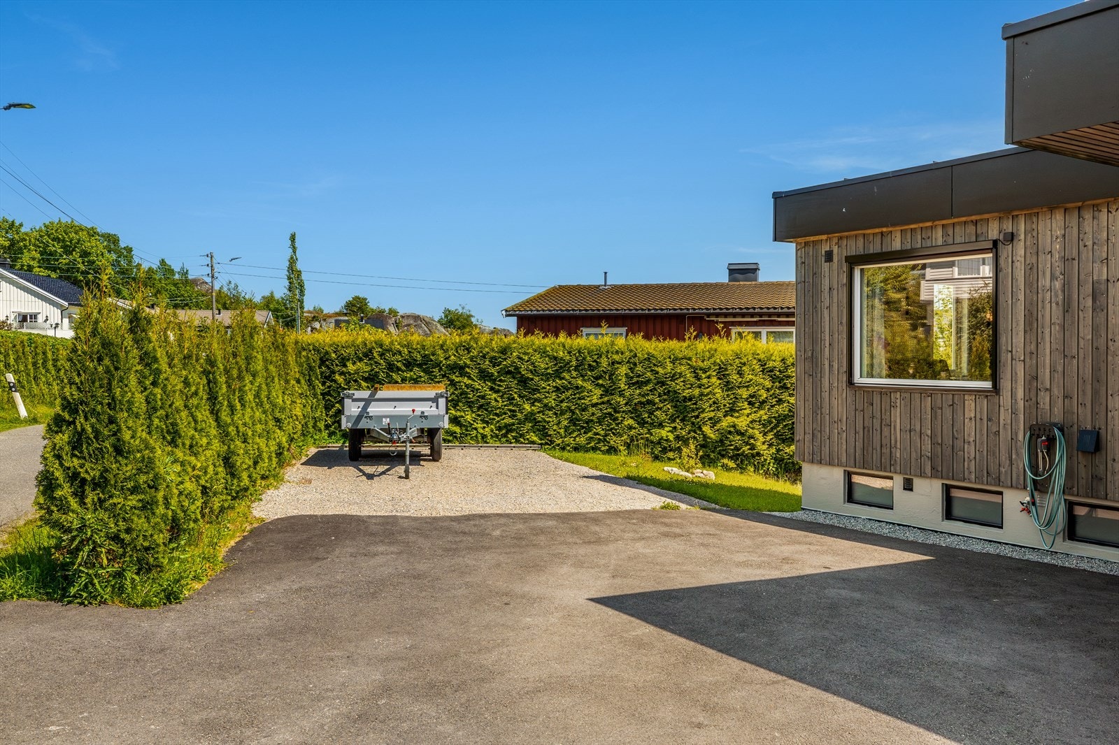 Gårdsplassen er romslig, en sjelden fleksibilitet du vil sette pris på i hverdagen. Galleribilde