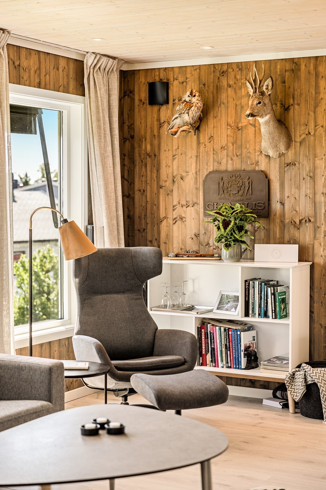 Her er det enkelt å møblere både med en romslig sofagruppe, medieinnredning og kanskje til og med en lesekrok ved vinduet. Galleribilde