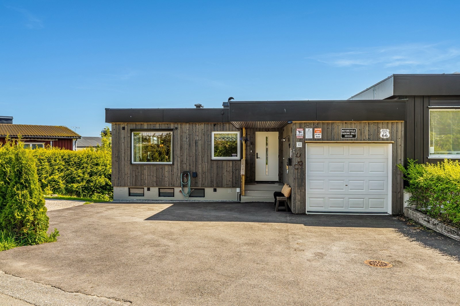 Det medfølger garasje, som gir trygg og enkel parkering, samt mulighet for oppbevaring av sesongutstyr, sykler eller barnevogn. Galleribilde