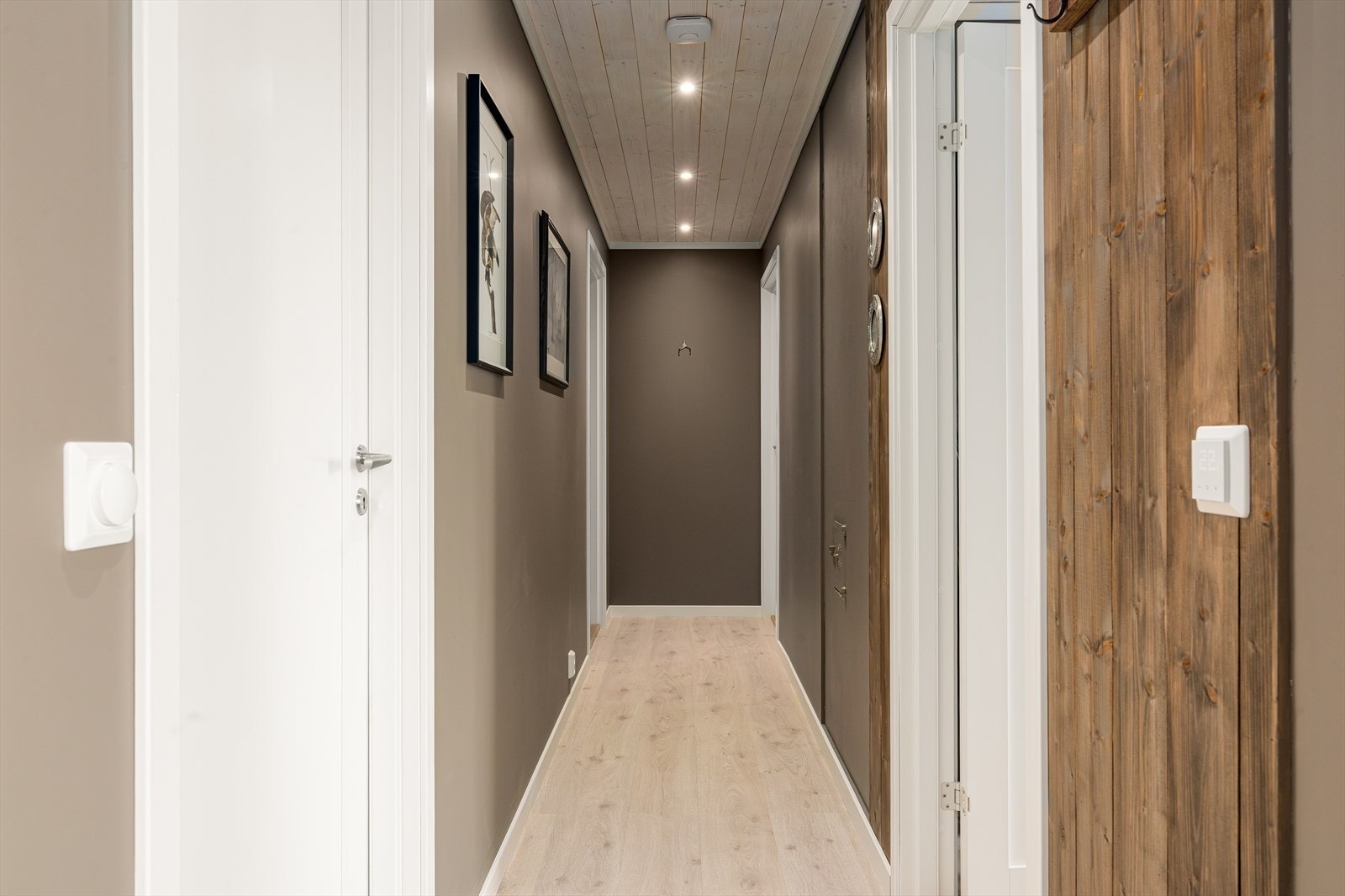 Lys og trivelig gang i underetasjen med gjennomtenkte og harmoniske fargesammensetninger som det lunt og koselig. Galleribilde