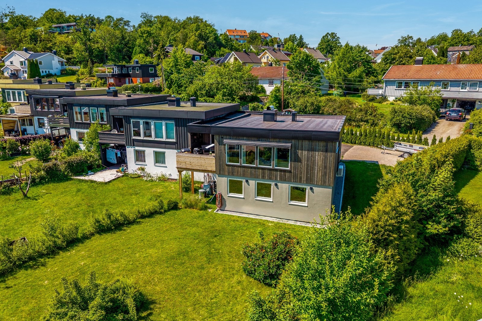 Denne boligen ligger flott til på enden av rekken, med en nydelig hjørnetomt som gir både ekstra plass og maksimal utnyttelse av solforholdene. Galleribilde