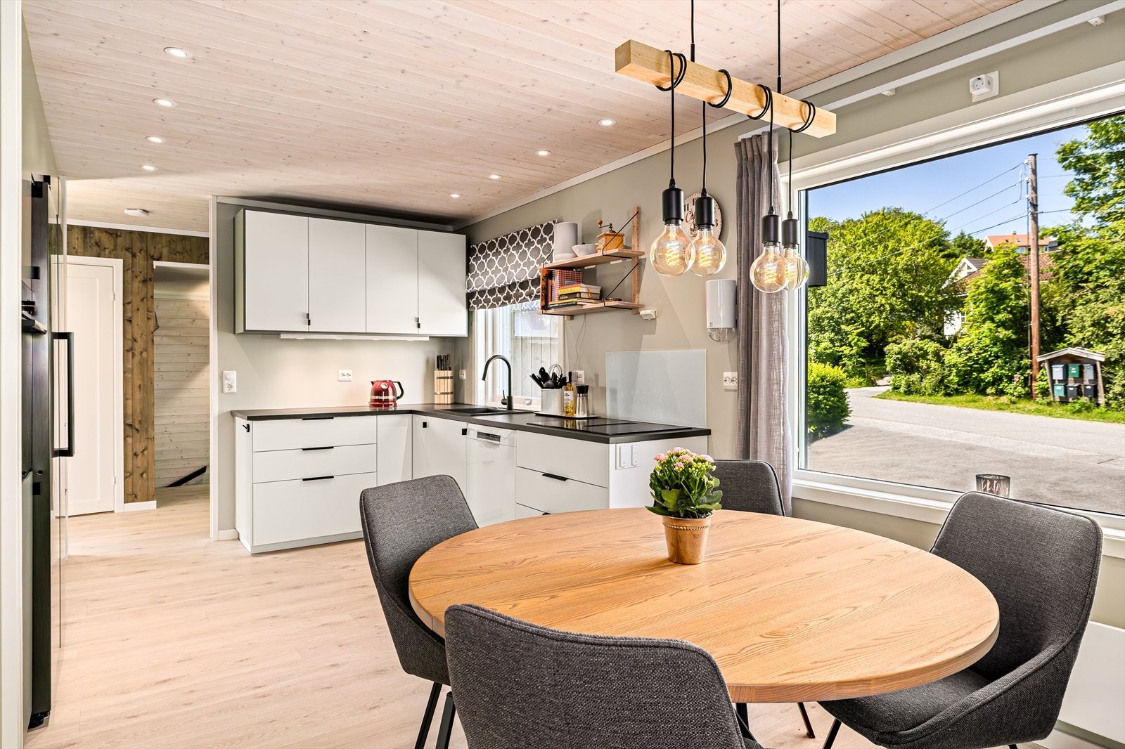 Her er det god plass til å dekke opp et stort spisebord. Store vindusflater sørger for flotte lysforhold gjennom dagen og gir rommet en luftig og behagelig atmosfære. En perfekt kombinasjon av funksjon og trivsel. Galleribilde