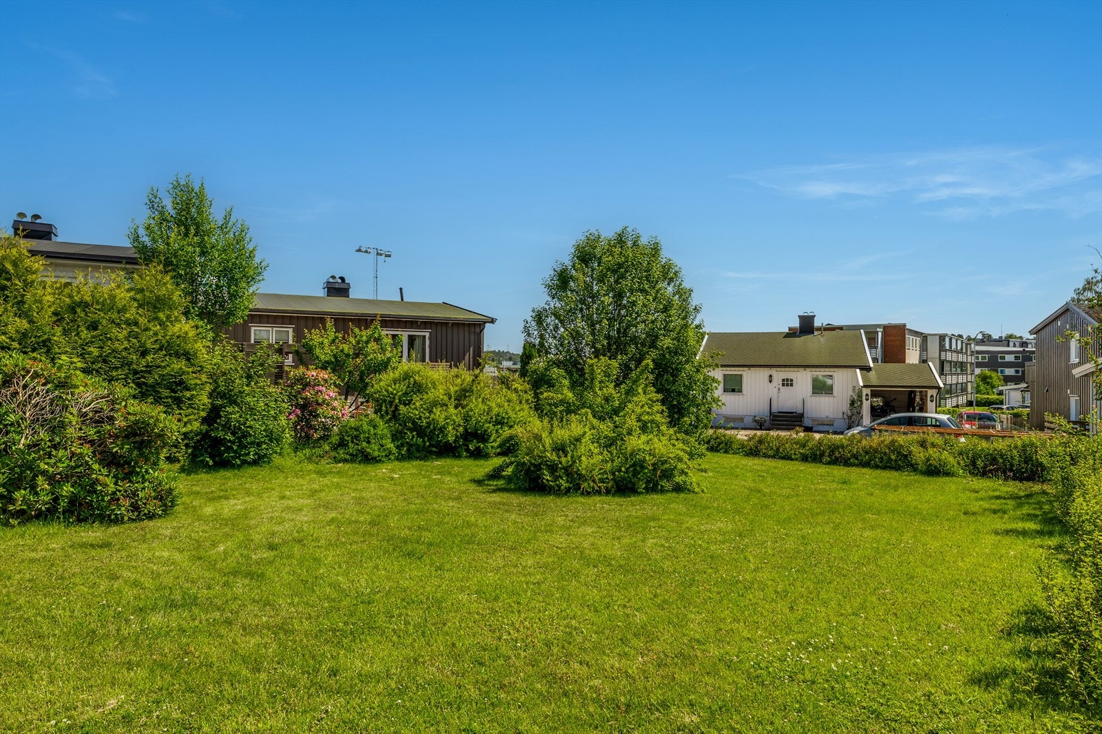 Den gjennomtenkte beplantningen gir både privatliv og en frodig atmosfære, samtidig som den er lettstelt og praktisk i bruk. Galleribilde