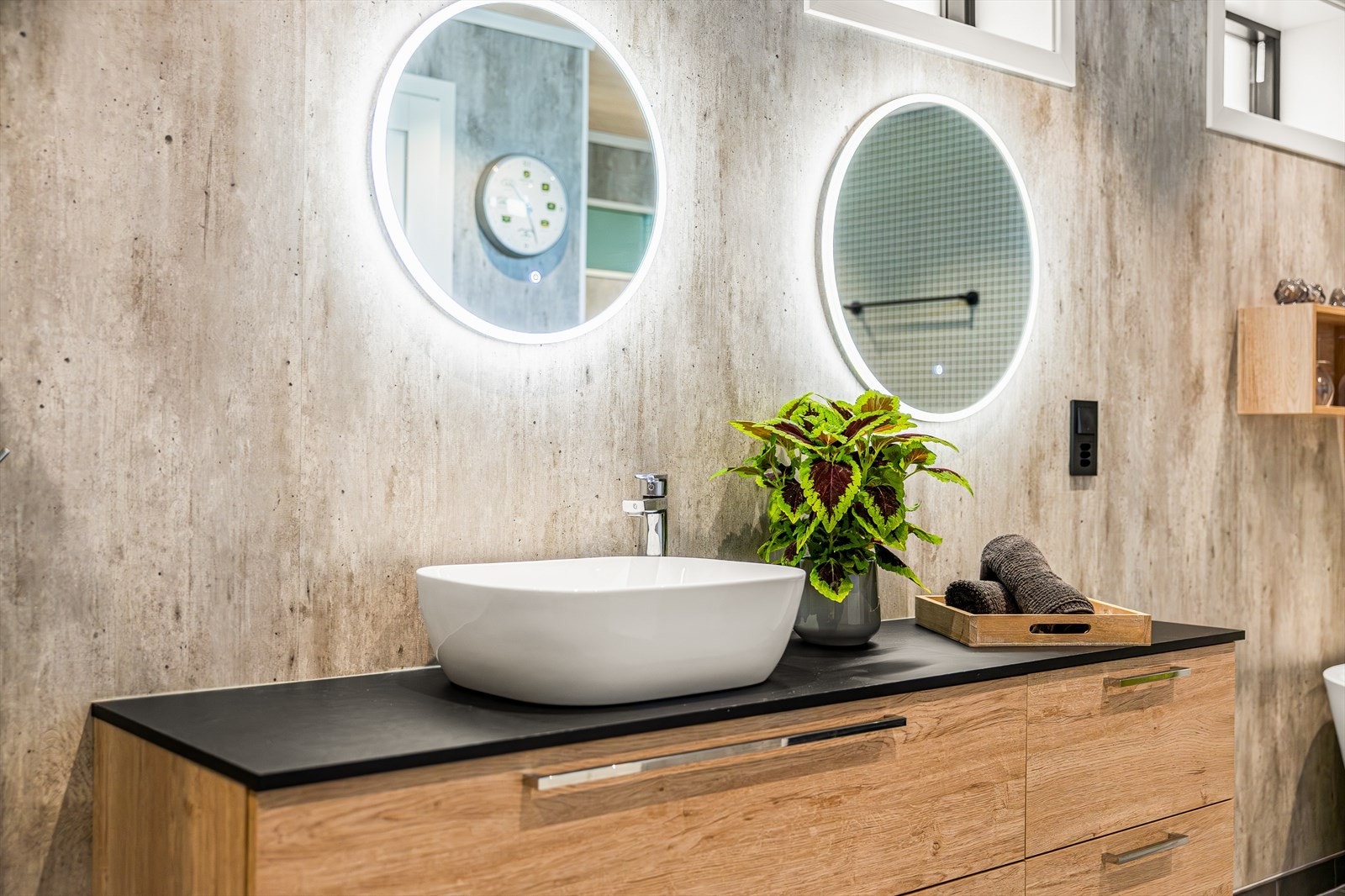 Servanten er integrert i en praktisk innredning som gir godt med oppbevaringsplass, og det vegghengte toalettet bidrar til et stilrent og moderne preg. Galleribilde