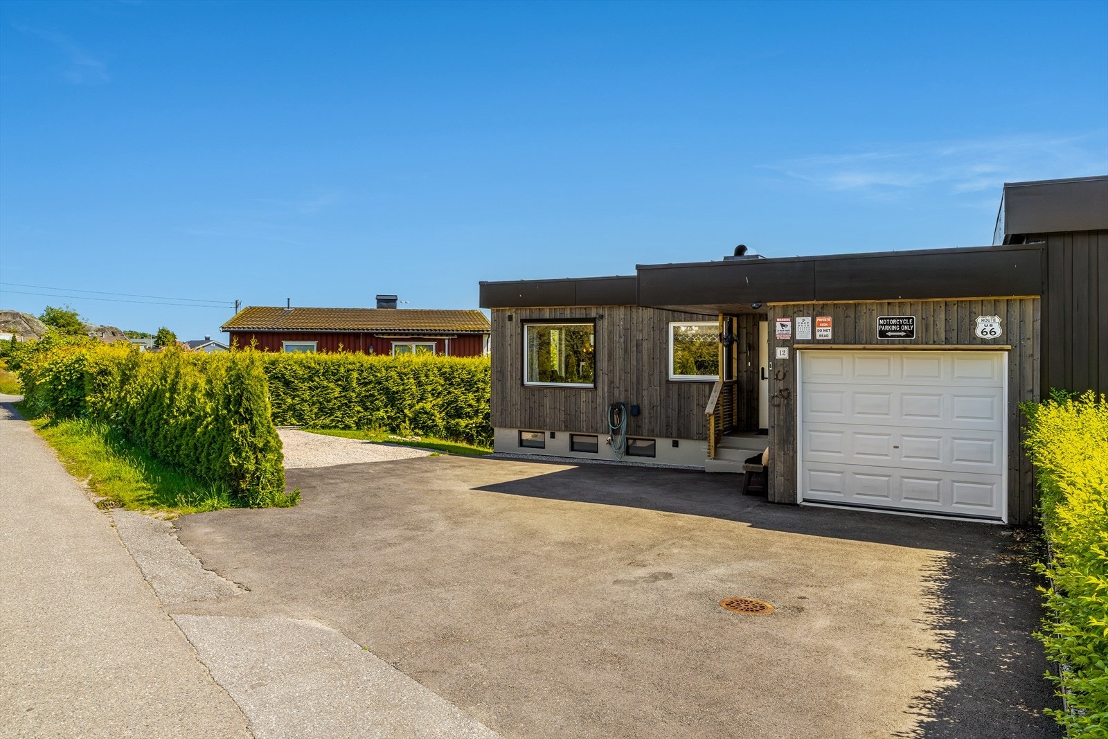 Den asfalterte gårdsplassen gir enkel adkomst og rikelig med plass til parkering, enten du har én eller flere biler. Galleribilde