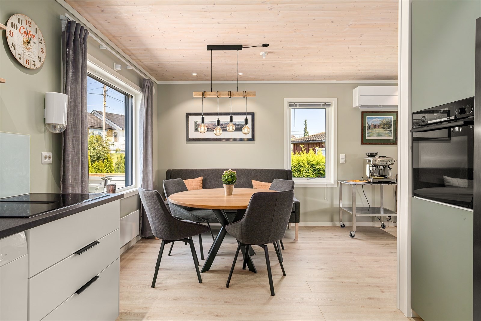 Benkeplaten i slitesterk laminat gir godt med arbeidsflate, og det er rikelig med både skap- og benkplass - perfekt for deg som liker å lage mat og ha orden. Galleribilde