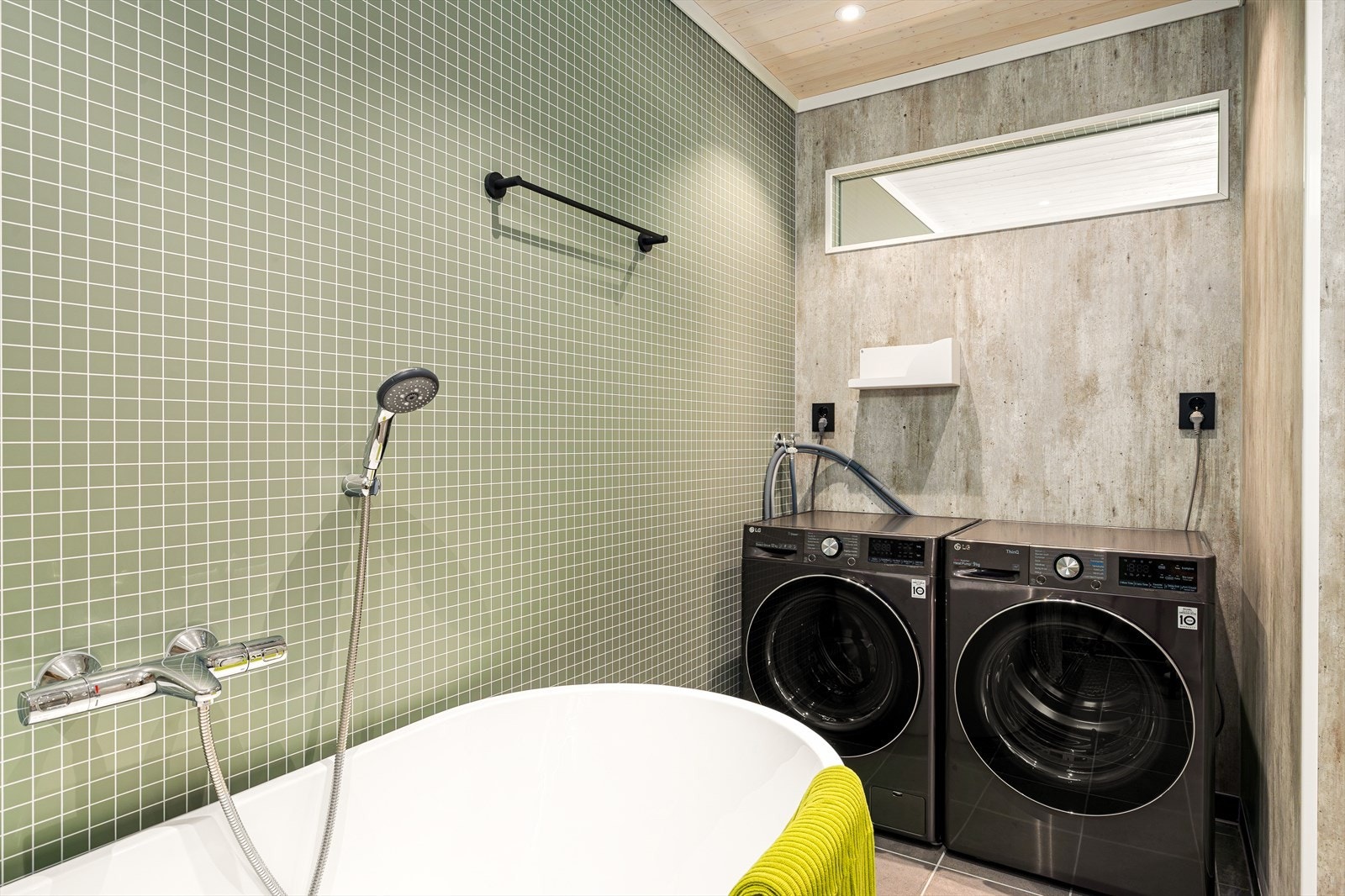 I tillegg er det opplegg for vaskemaskin, noe som gjør rommet svært brukervennlig i en travel hverdag.
Et bad som kombinerer komfort, funksjonalitet og estetikk -tilrettelagt for mange års bekymringsfritt bruk. Galleribilde