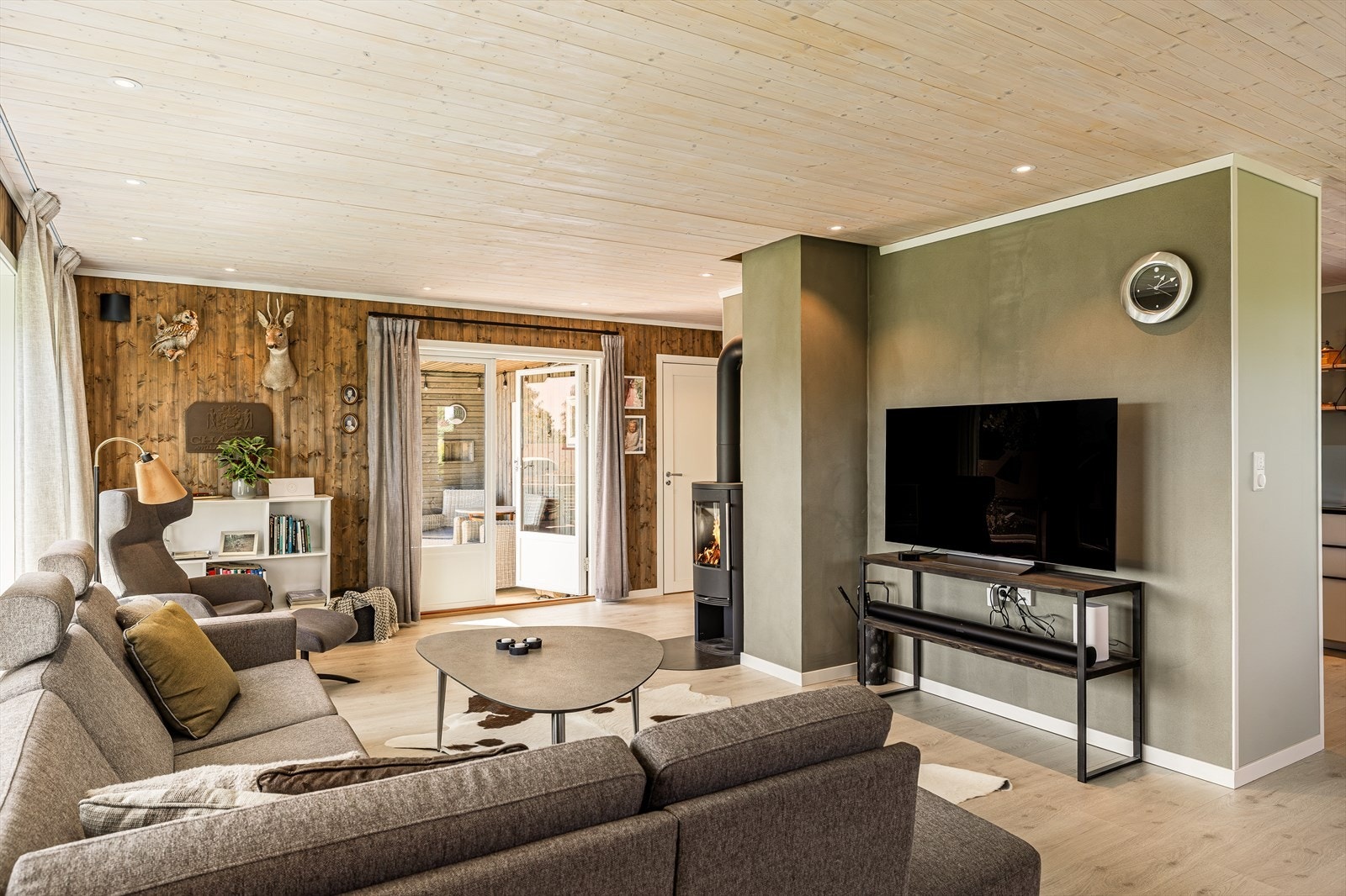 Den gjennomtenkte planløsningen gjør at stuen oppleves både luftig og intim. Herfra har du også direkte utgang til en solrik balkong - perfekt for morgenkaffen, solfylte dager eller avslappende sommerkvelder med noe godt i glasset. Galleribilde