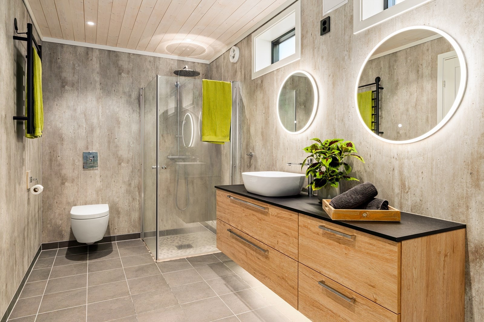 Lekkert og moderne bad fra 2024 med gjennomført materialvalg og stilrene detaljer. Gulvet er flislagt i en tidløs utførelse, mens veggene er kledd med praktisk og elegant baderomspanel som gir et rent og moderne uttrykk. Galleribilde