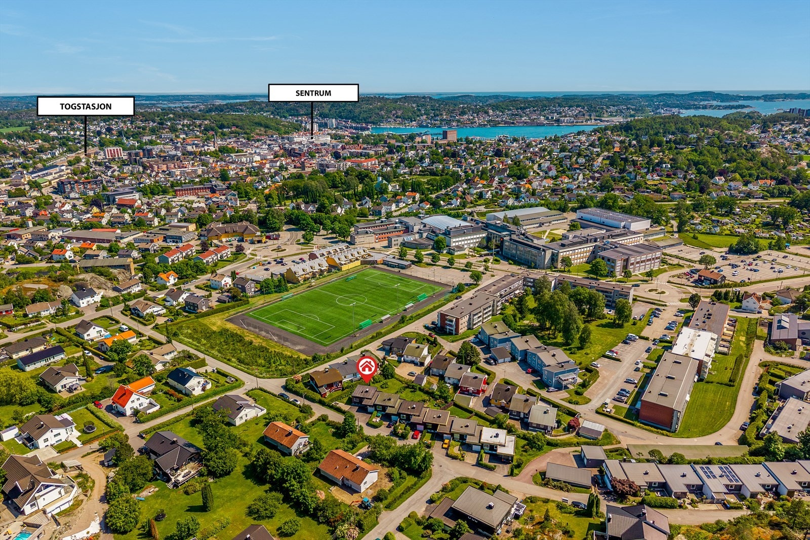 Med kort vei til Sandefjord togstasjon og bussforbindelser til Torp flyplass, ligger boligen perfekt til for deg som pendler - enten det er til Oslo, Vestfold-byene eller ut i verden. Galleribilde