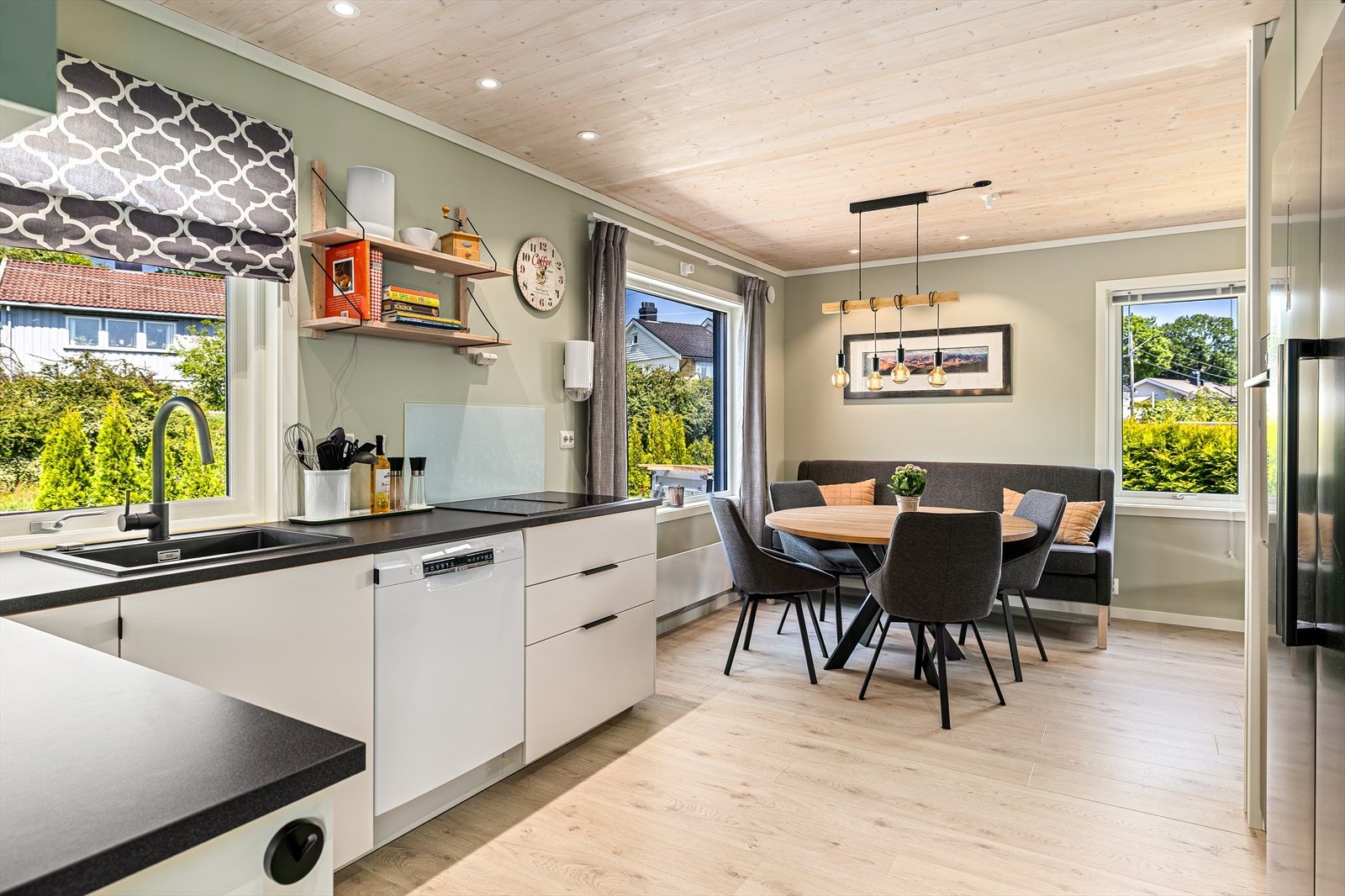 Kjøkkenet er godt utstyrt med integrerte hvitevarer som kjøl-/fryseskap, oppvaskmaskin, platetopp, stekeovn, vannstoppsystem og komfyrvakt. En moderne kjøkkenventilator er smart integrert i platetoppen og har avtrekk ut. Galleribilde