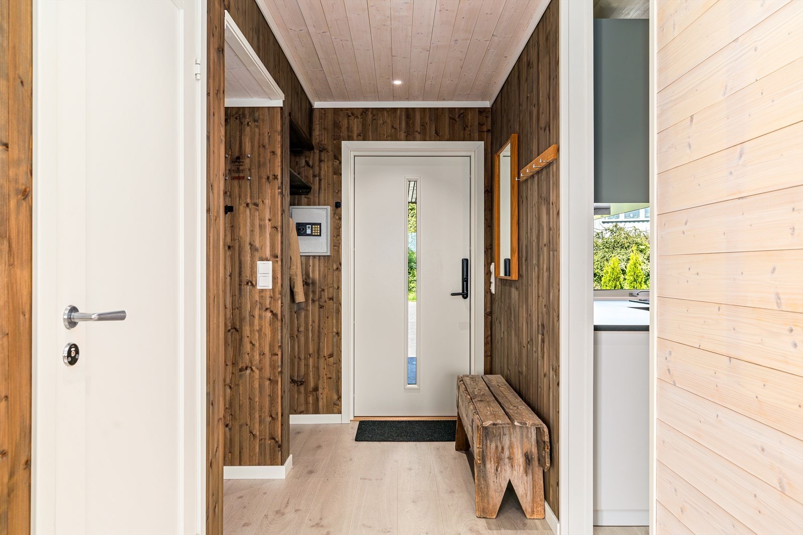 Allerede ved inngangsdøren møtes du av en særdeles hyggelig og gjennomført entré som setter tonen for resten av boligen. Her føler man seg hjemme med en gang man trår inn. Galleribilde