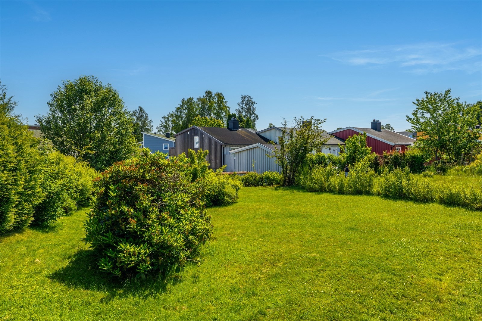 Eiendommen har en pent opparbeidet gressplen som gir et friskt og grønt preg til uteområdet. Et flott utgangspunkt for deg som ønsker en hyggelig og brukervennlig hage. Galleribilde
