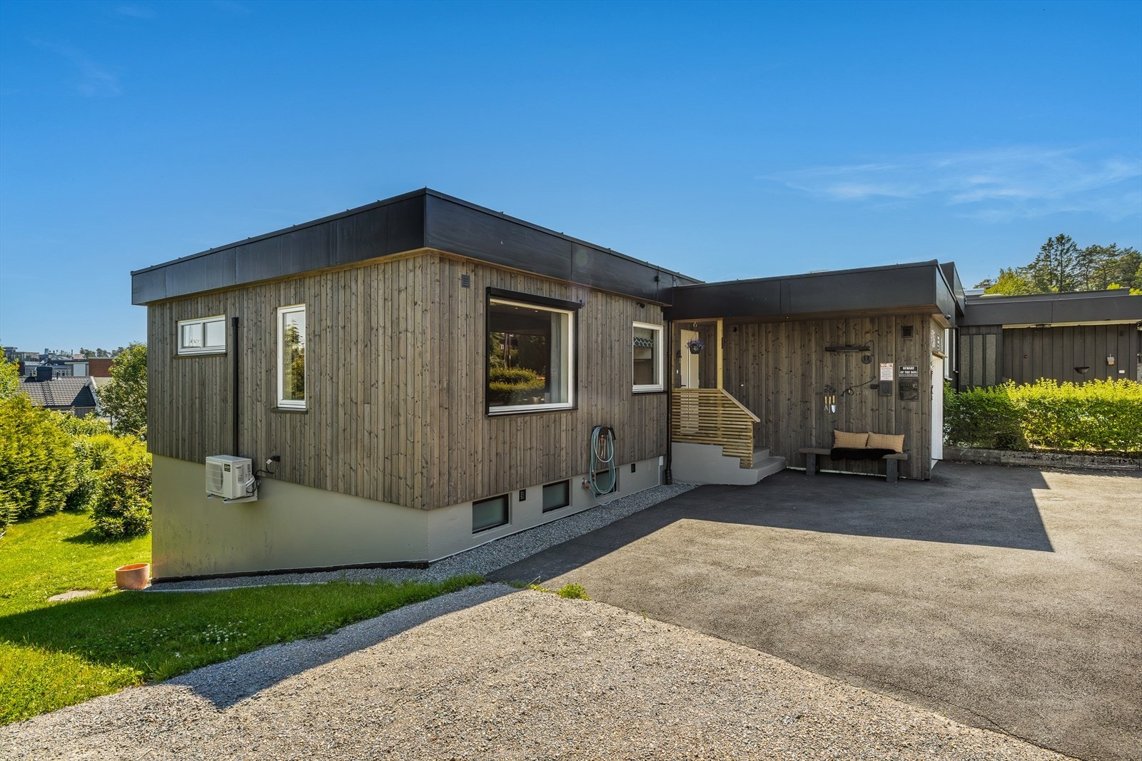 Den asfalterte gårdsplassen gir enkel adkomst og rikelig med plass til parkering, enten du har én eller flere biler. Deler av gårsplassen er gruset, og plassen her passer godt til henger parkering eller parkering til bobil. Galleribilde
