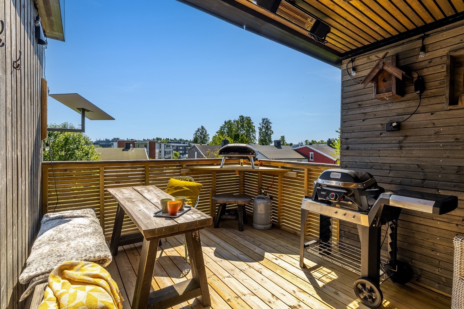 Balkongen er både hyggelig og funksjonell, og byr på en lun atmosfære med delvis takoverbygg som gir ly for både sol og lett regn. Her kan du nyte fine dager og kvelder i ro og fred - godt skjermet fra innsyn og vær. Galleribilde