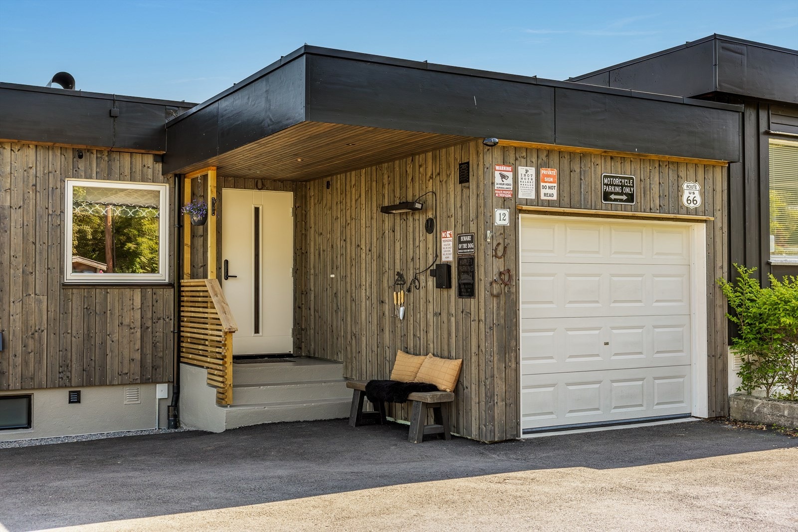 Boligen har et gjennomført og hyggelig inngangsparti som gir et svært godt førsteinntrykk. Her møtes du av en velstelt adkomst med plass til blomsterkrukker og benk. Perfekt for å ønske både gjester og hverdag velkommen på en lun og tiltalende måte. Galleribilde