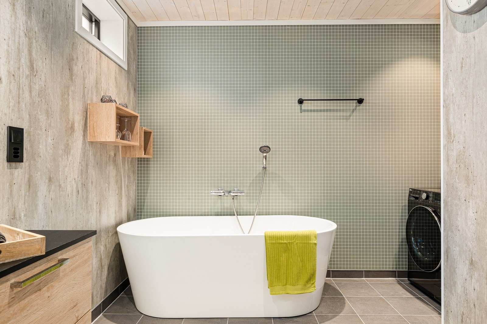 Baderommet er romslig og funksjonelt, med både dusjnisje og frittstående badekar - perfekt for både en rask dusj og lange, avslappende bad. Galleribilde