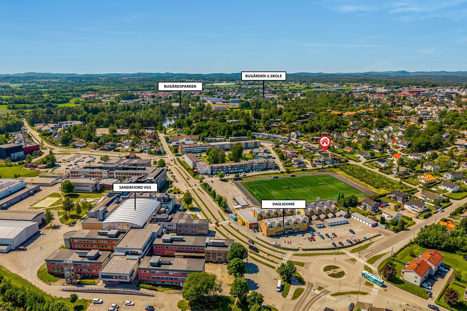 Eiendommen har en svært ettertraktet og sentral beliggenhet i populære Bugården - perfekt for deg som ønsker å bo sentralt, men samtidig stille og tilbaketrukket, med gangavstand til både sentrum, barnehager og vakre tur- og rekreasjonsområder. Galleribilde