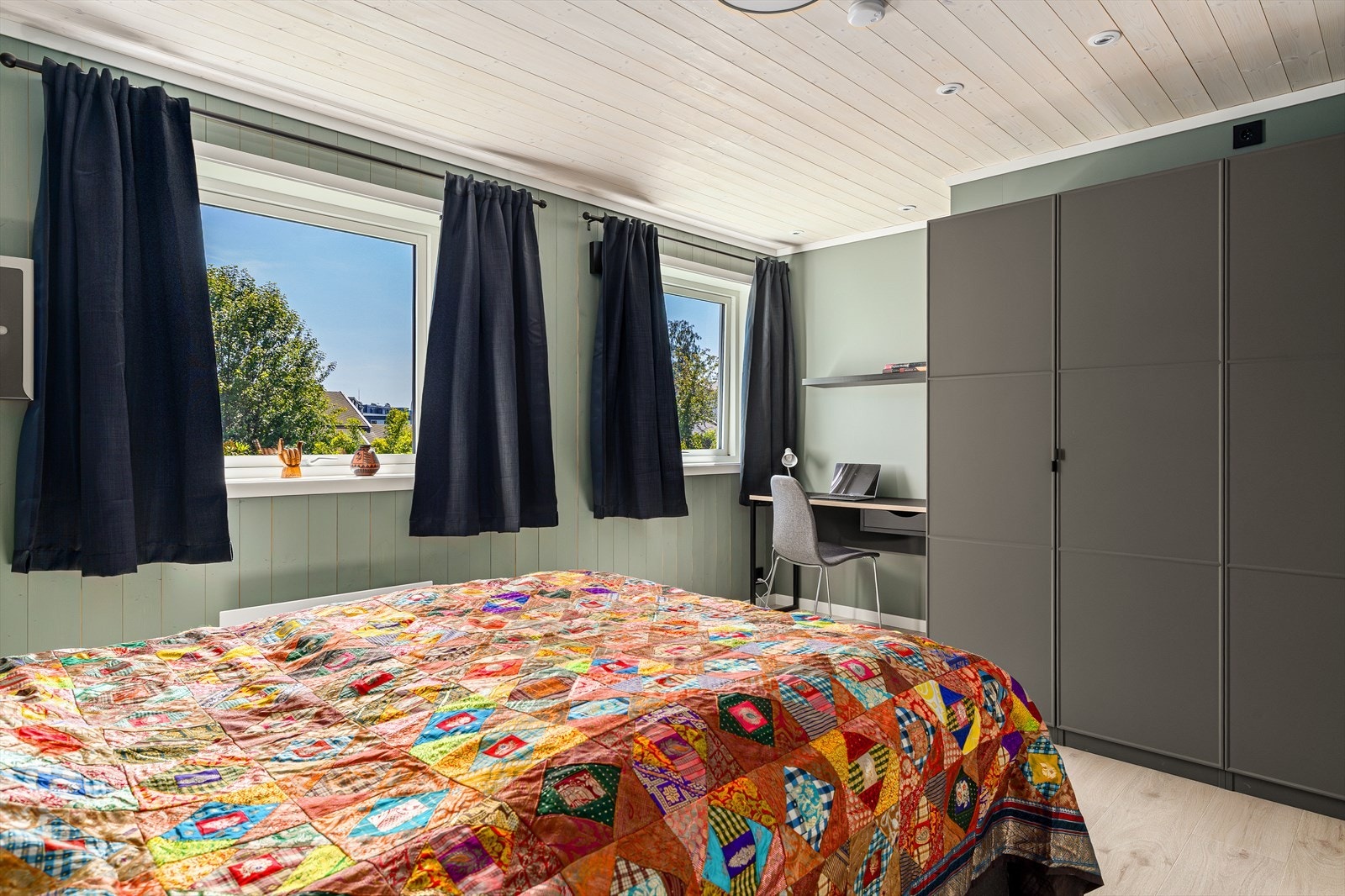 Her er det rikelig med plass til både en stor seng, garderobeskap og en praktisk hjemmekontorløsning - perfekt for deg som ønsker et funksjonelt og avslappende rom i hverdagen. Galleribilde