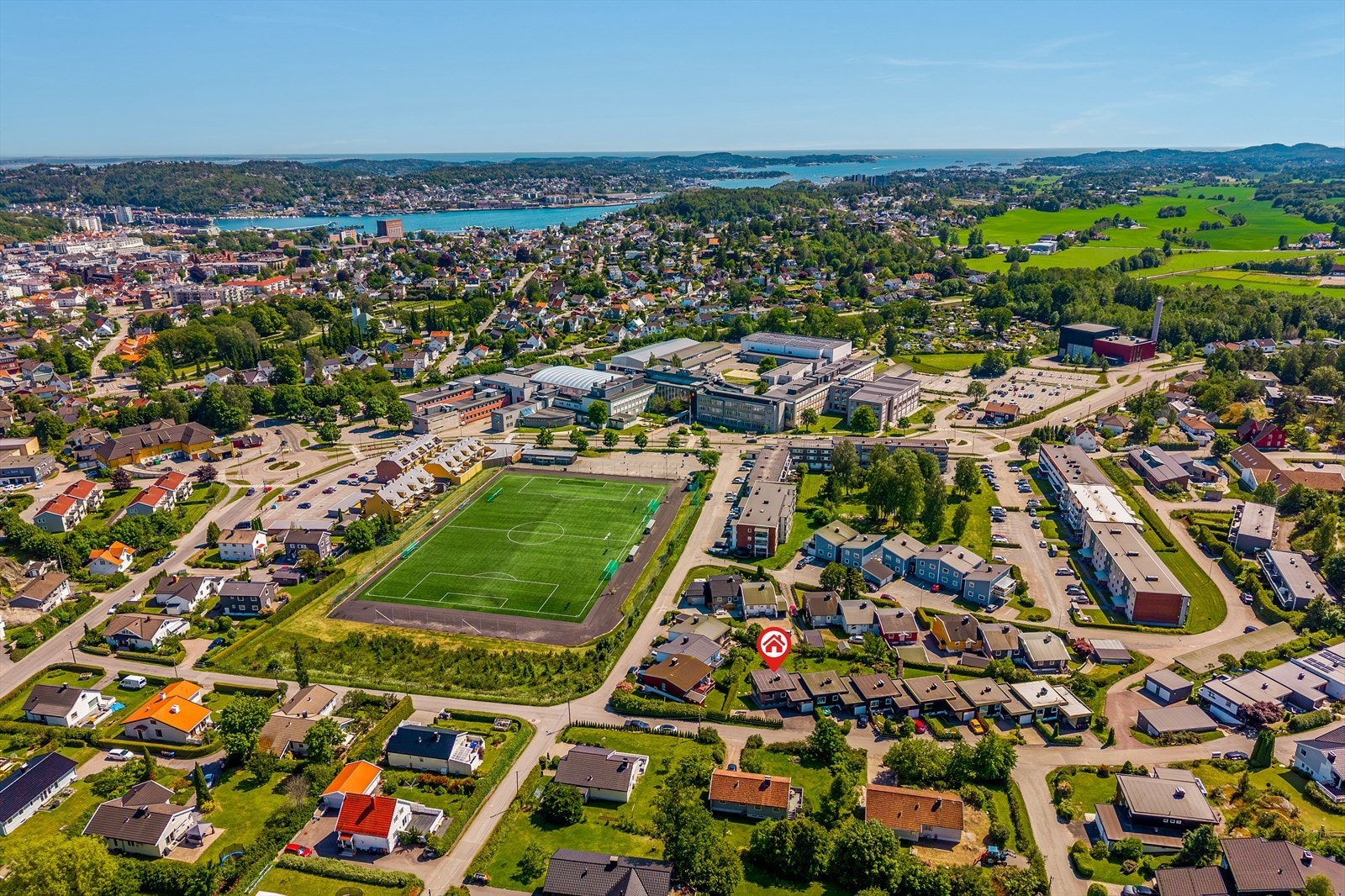 Dette er et veletablert og populært boligområde, perfekt for barnefamilier. Det er gangavstand til både skoler, barnehager og idrettsanlegg, og gode kollektivforbindelser gjør hverdagslogistikken enkel. Galleribilde