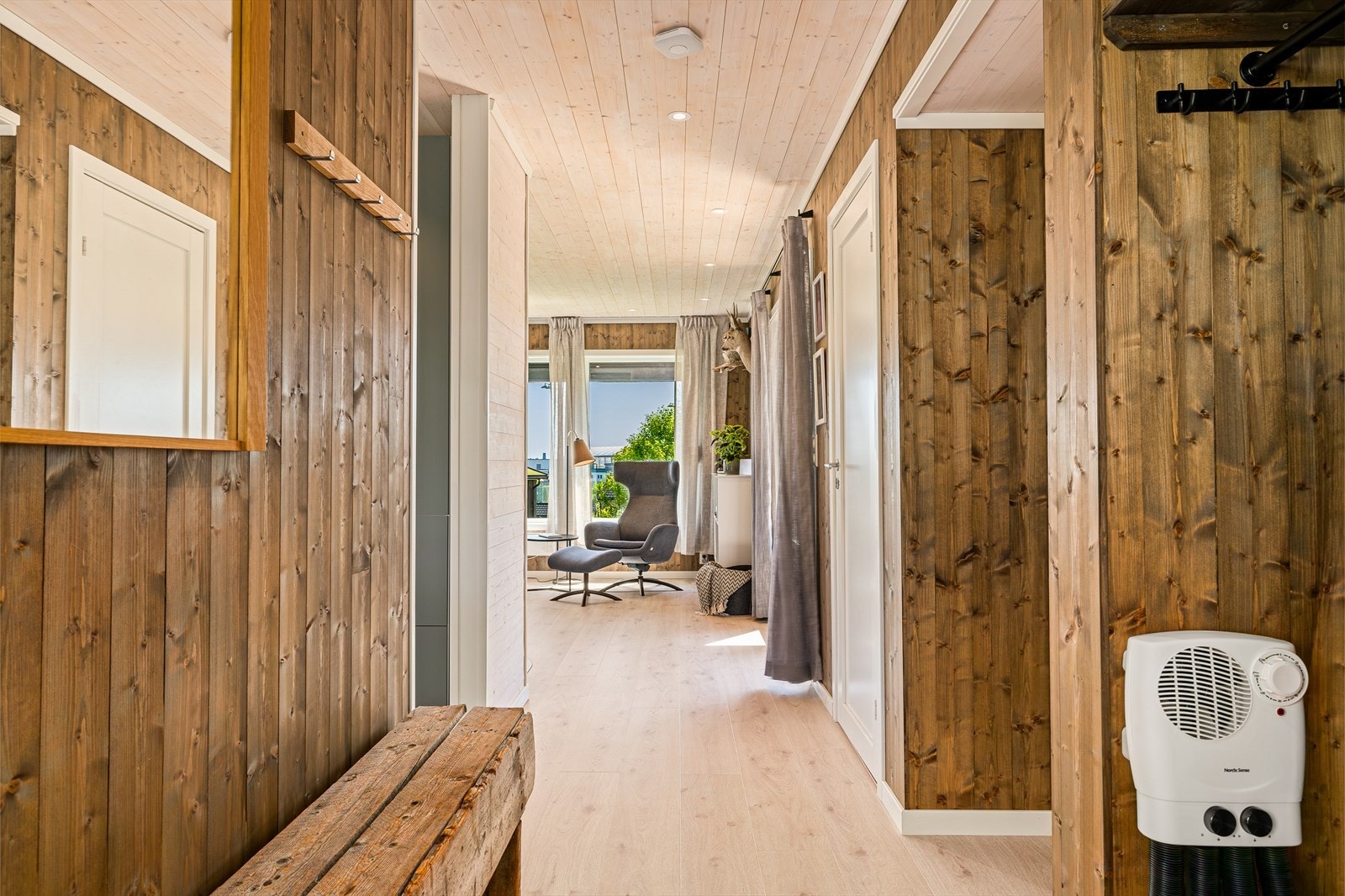 Delikat hall med stilfull trepanel på vegger. Her skaper den lekre trepanelen på veggene en utrolig lunhet, samtidig som den tilfører karakter og særpreg. Galleribilde