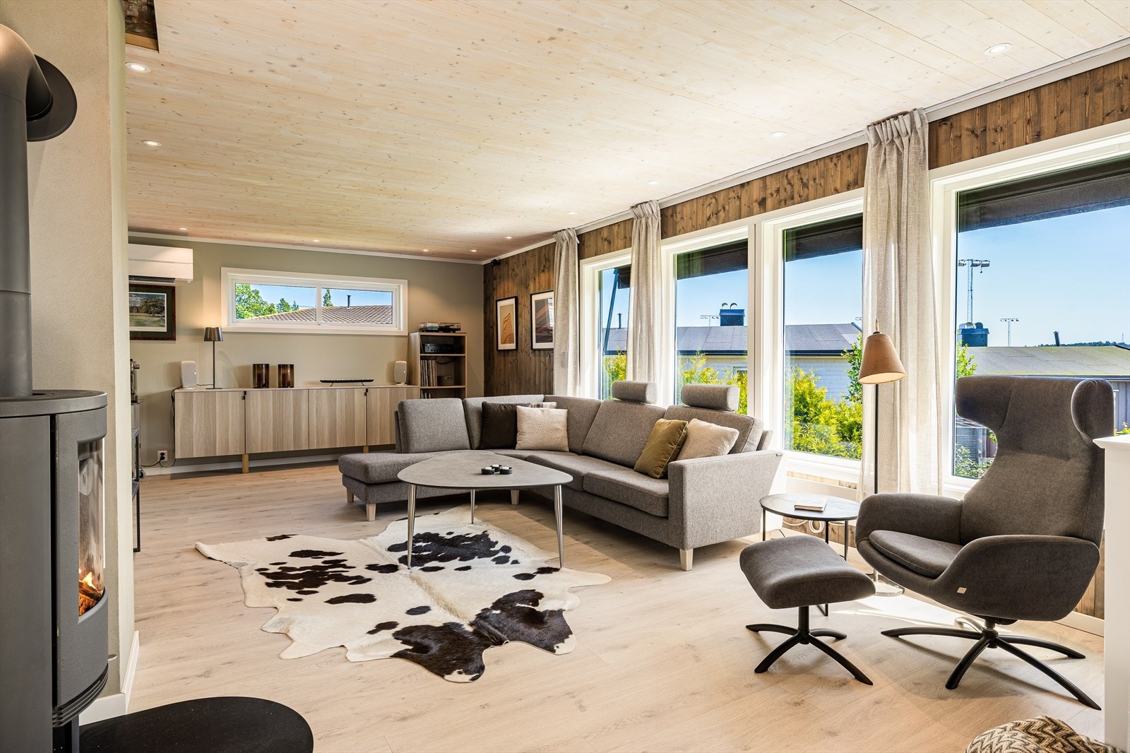 Store vindusflater sørger for rikelig med naturlig lysinnslipp, og skaper en åpen og inviterende romfølelse. Galleribilde