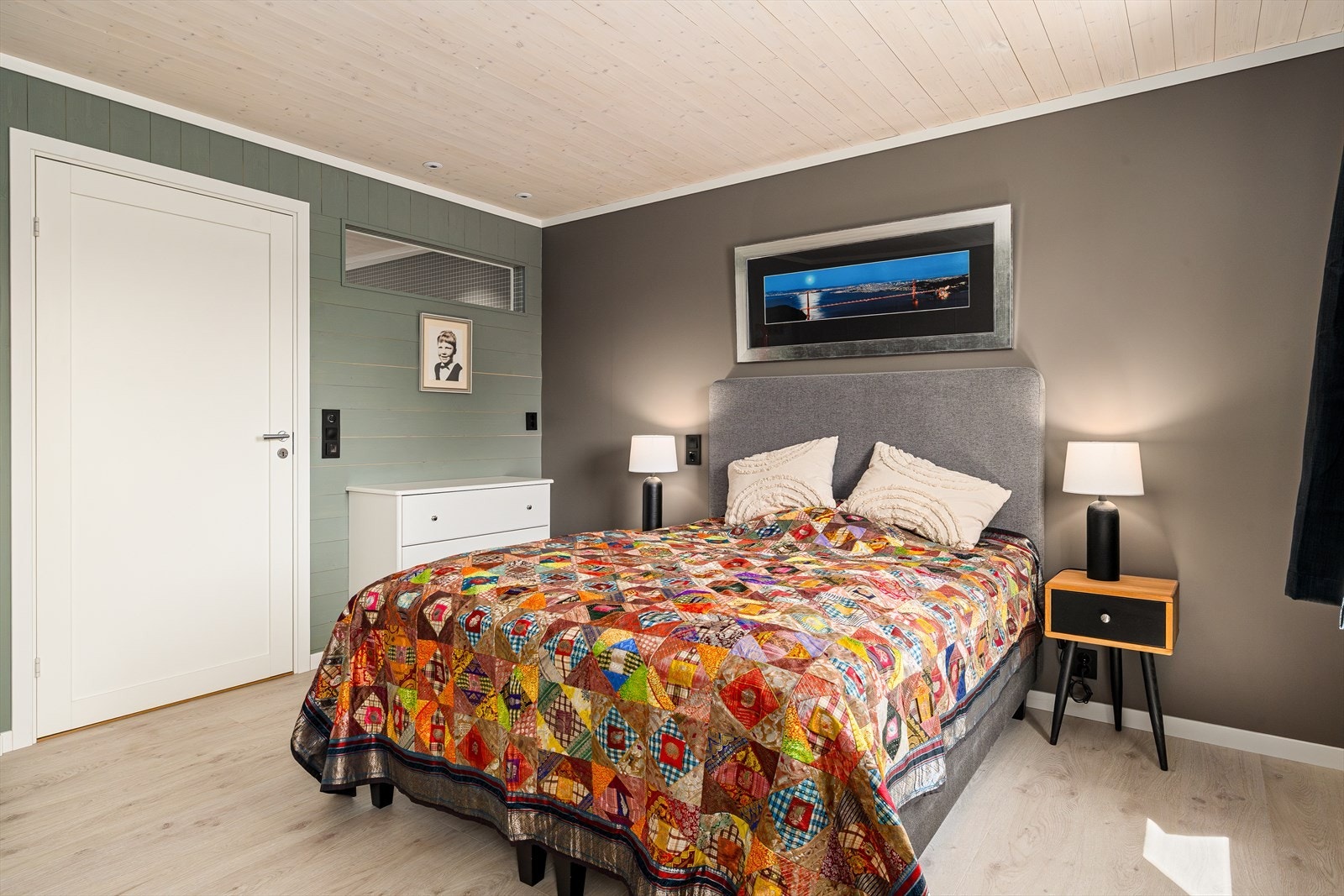 Hovedsoverommet fremstår som et lyst og innbydende rom med god størrelse og en behagelig atmosfære. Galleribilde