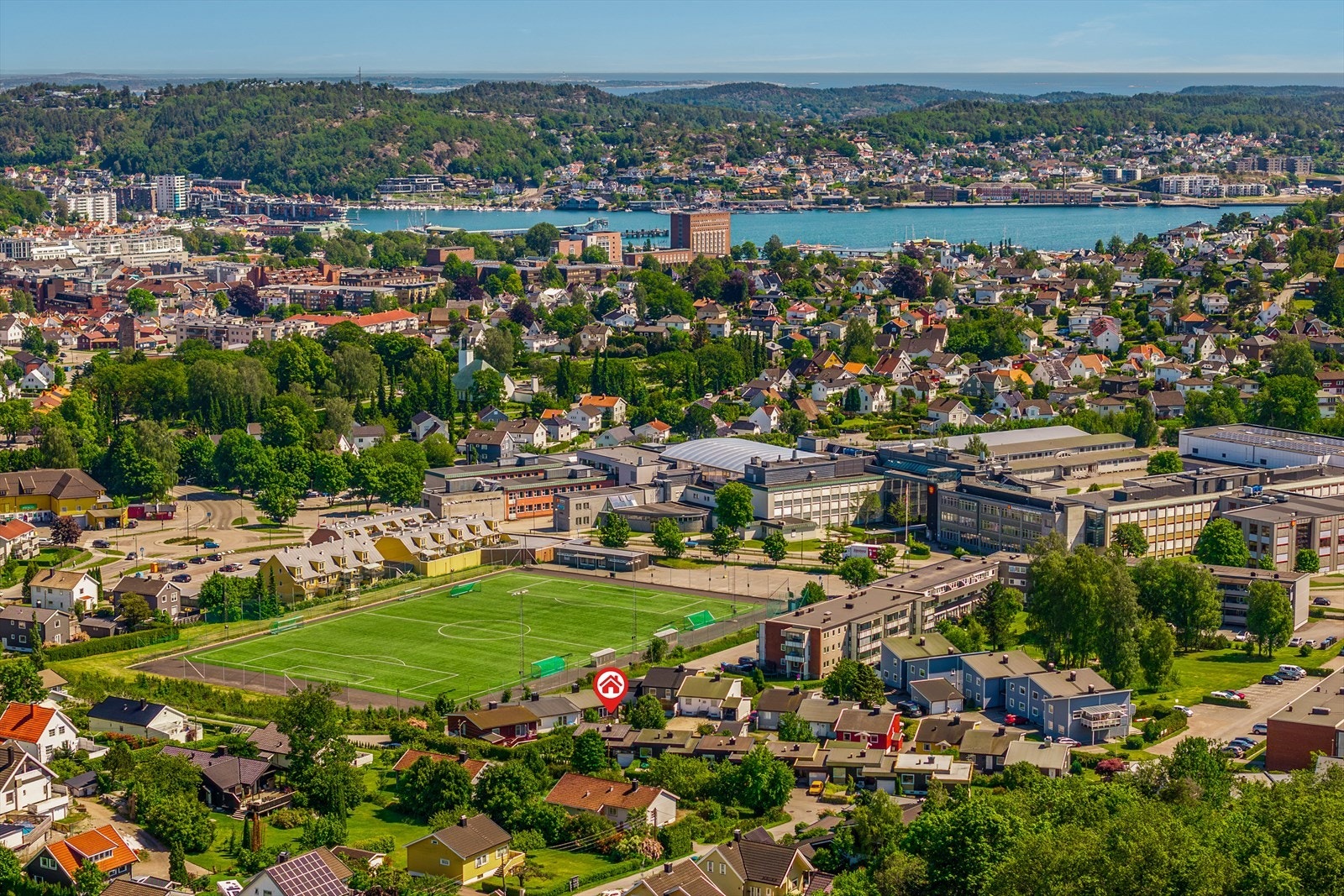 Boligen ligger rolig til i en blindvei - uten gjennomgangstrafikk, men med fotsti som gir trygg og enkel adkomst til barnehager og vakre Bugårdsparken. Her bor du tilbaketrukket og trygt, samtidig som du har kort vei til alt du trenger i hverdagen. Galleribilde